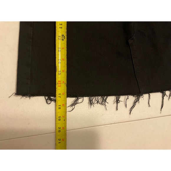 Levis Premium Deconstructed Denim Mini Skirt Black Raw Hem Size 31 Button Fly - Picture 6 of 6